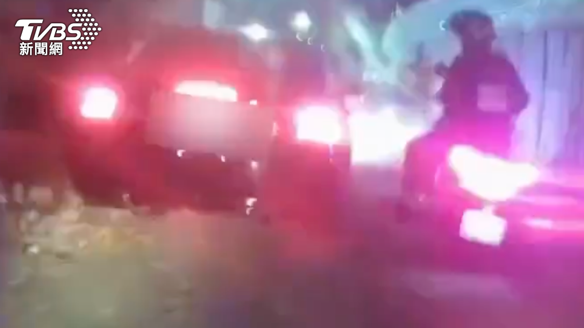 警方攔截圍捕破獲槍毒案件。（圖／TVBS）