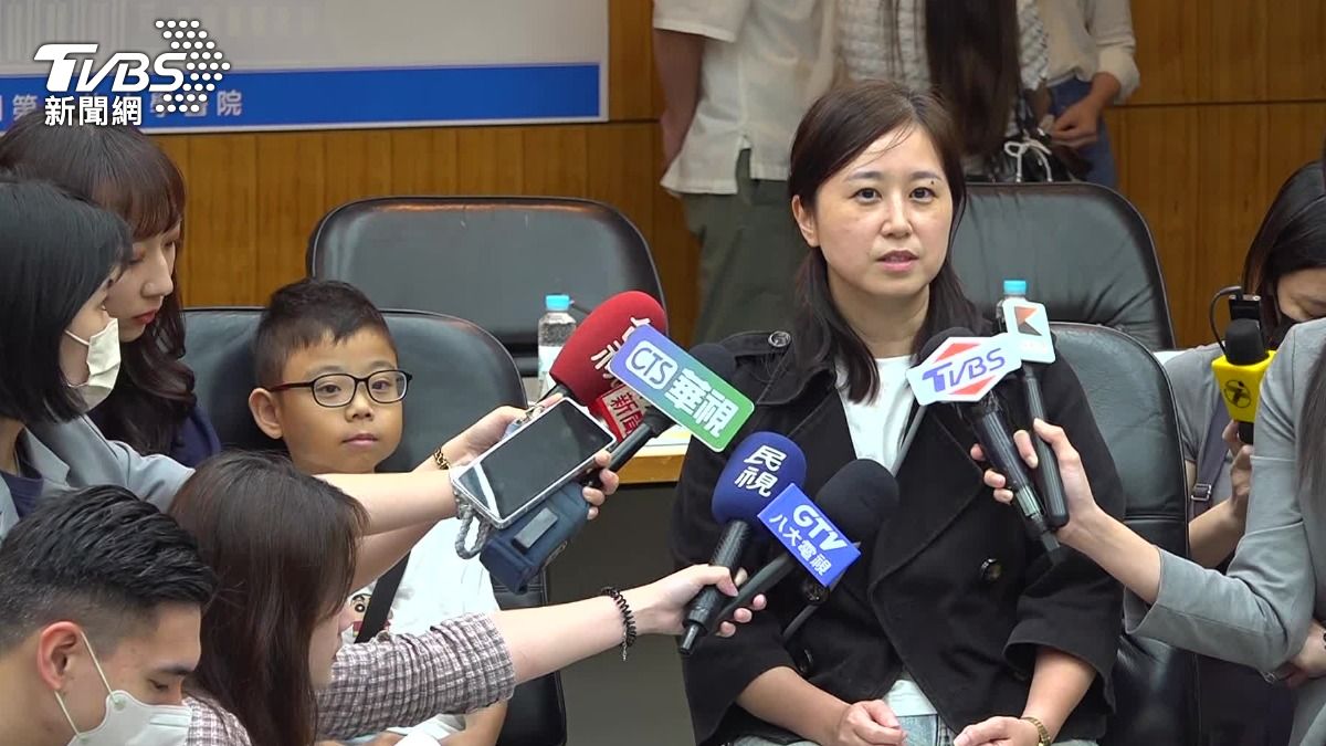罕病童許小弟弟的媽媽透露，許小弟小時候就很常跑醫院，甚至很常一住院就是半個月。（圖／TVBS）