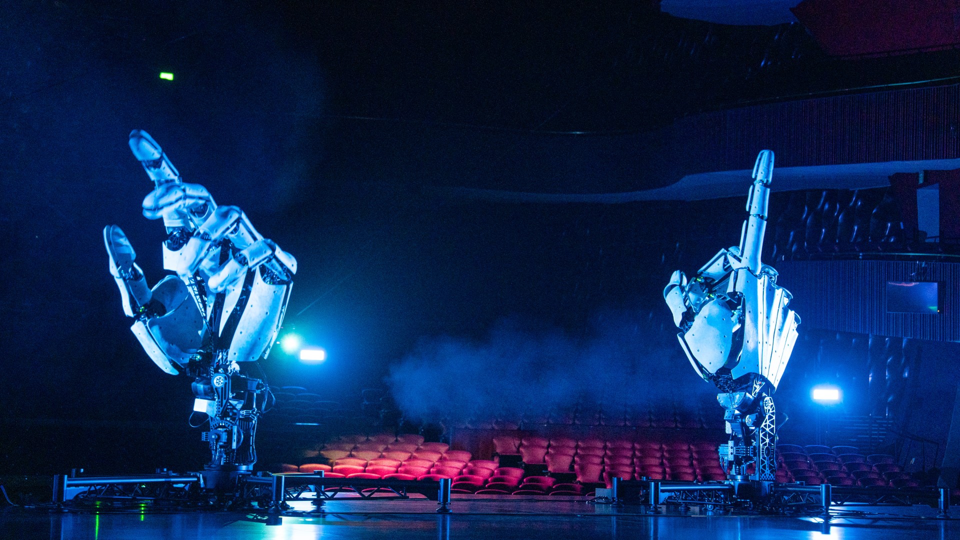▲2026 NTT Arts NOVA豪華朗機工《最後一問》 《最後一問》透過精密的動作設計，讓一雙細節逼真的「機械手」在舞台上傳達深刻的生命溫度。(來源：臺中國家歌劇院，攝影：劉碧慈)
