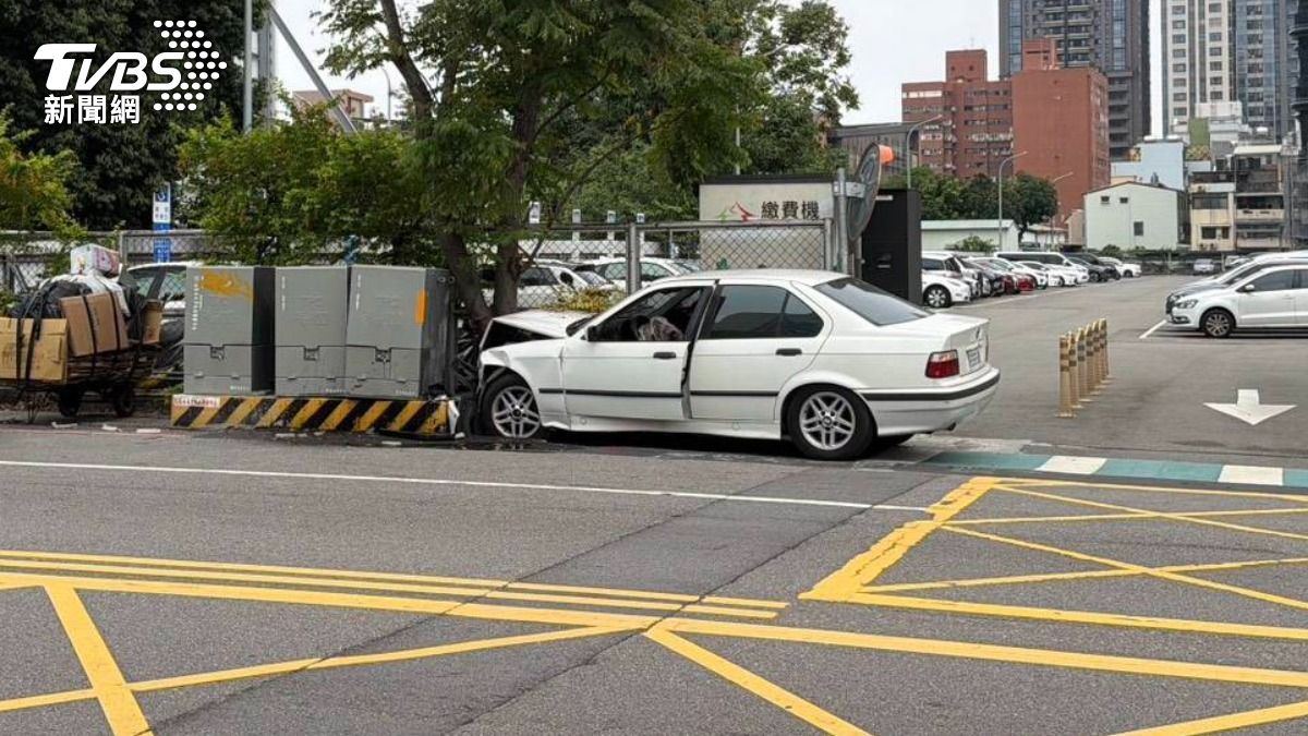 台中女開BMW猛撞變電箱　害議會半小時沒電用