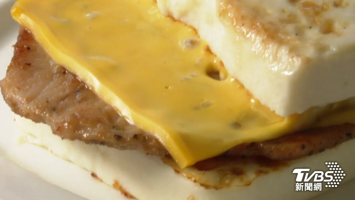 連鎖早餐麥味登推出蛋白堡,用蛋白塊取代傳統麵包。(圖/TVBS)