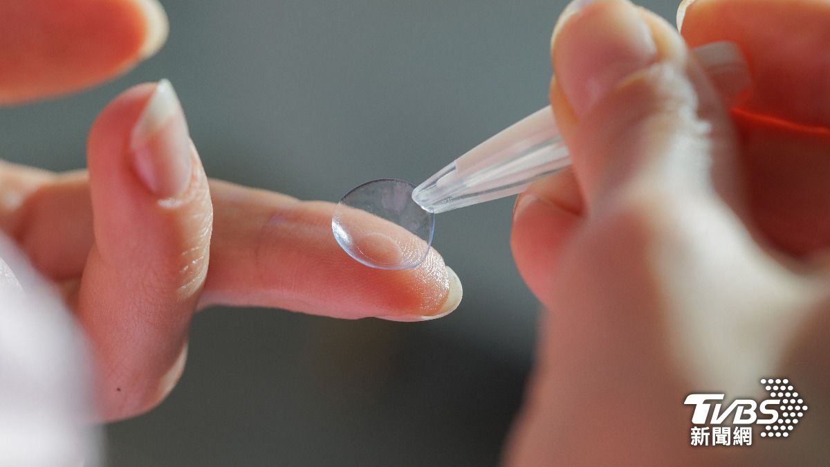 眼睛拉出「綠色條狀物」!隱形眼鏡3大危機 鏡盒恐成細菌溫床
