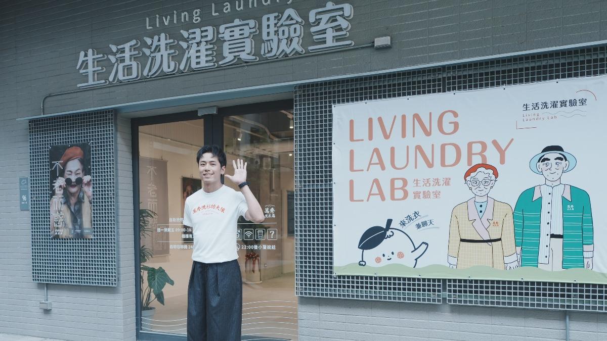 張瑞夫很會跟長輩聊天。(圖/萬秀洗衣店提供)