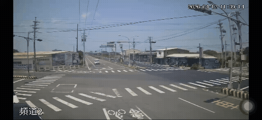 陳女闖紅燈發生車禍。（圖／TVBS）