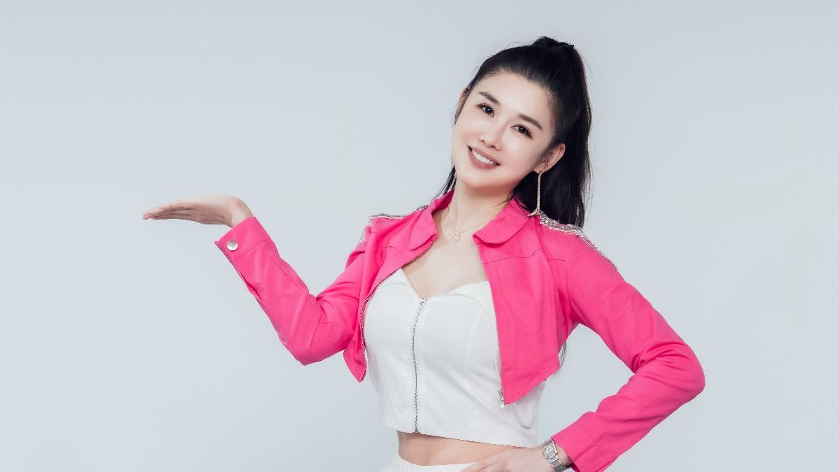 艾軒神似邱淑貞。（圖／台灣愛物王二手公益商店提供）