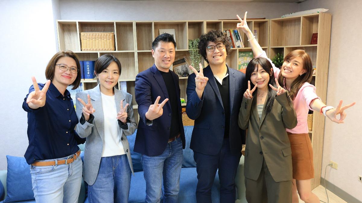 吳沛憶（右二）帶著沈伯洋（右三）現身台北市議會拜會議員。（圖／王閔生辦公室提供）