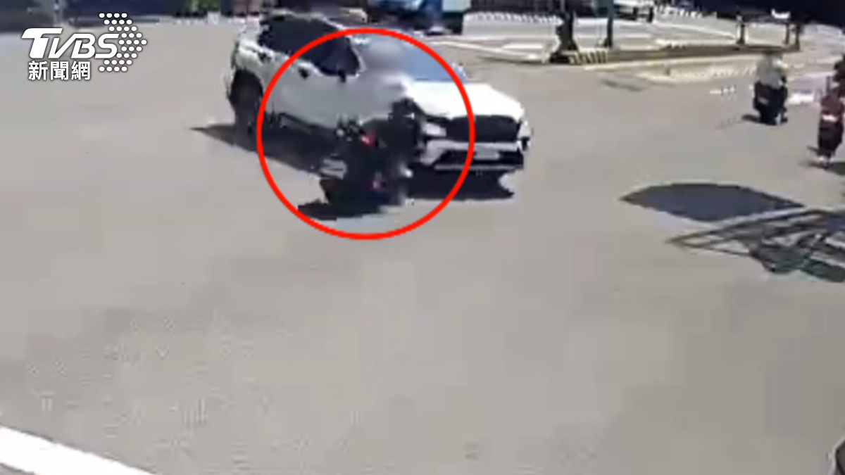 台南一輛多元計程車，左轉時沒有禮讓直行機車，疑似想搶快通過，一名就讀成大的機車騎士，當場被撞上，整個人噴飛重摔，送醫不治（圖／TVBS）