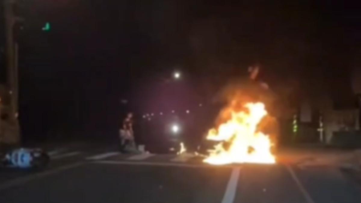 機車衝撞後瞬間燒成火球,另一名騎士趕緊將陷入火海的傷者拉出。(圖/翻攝新屋大小事)