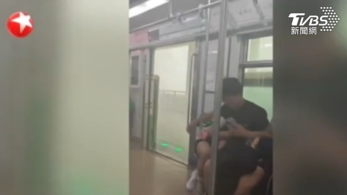 強對流侵襲大陸重慶地區,輕軌開門瞬間乘客都被雨水潑成落湯雞。(圖/上海東方衛視)