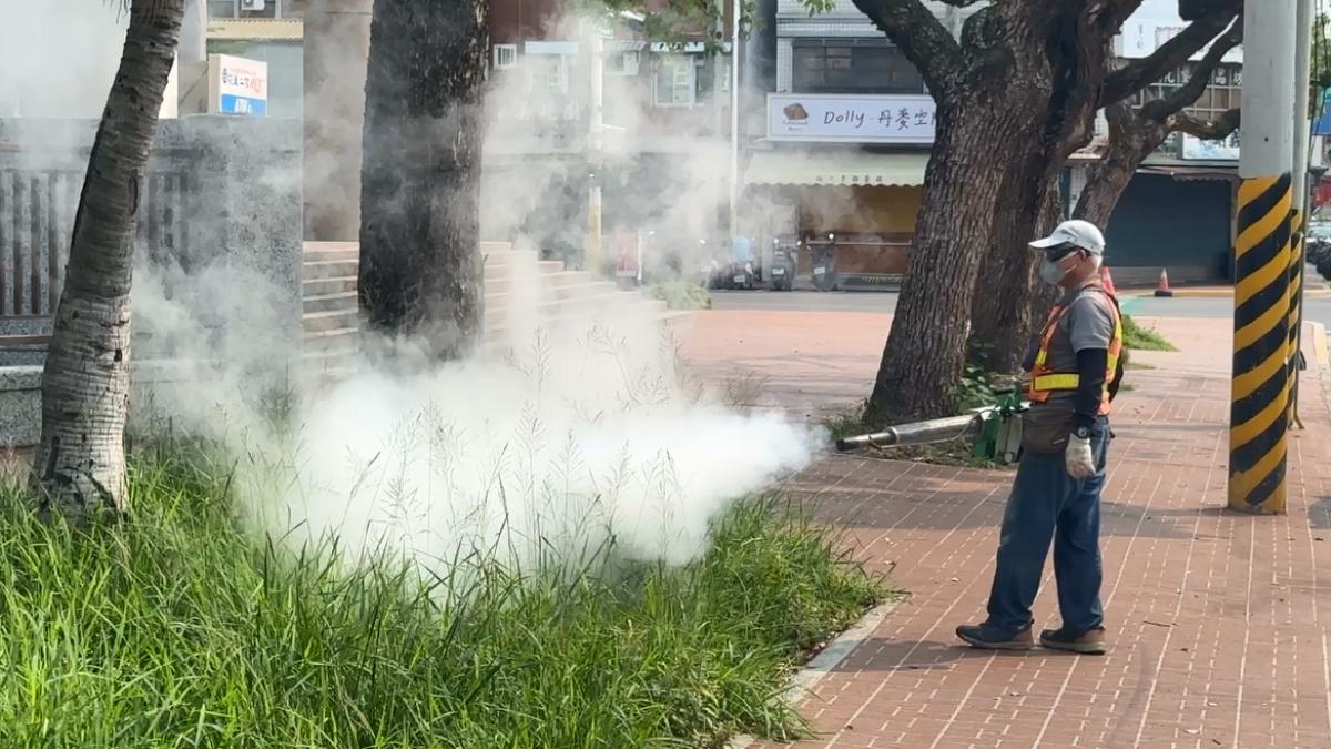 四月是小黑蚊的繁殖期,清潔人員噴灑藥劑希望能阻斷孳生溫床。(圖/TVBS )