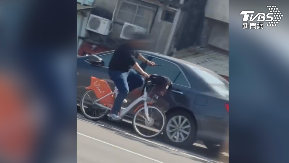 高雄大寮區發生一起隨機砸車案!一名男子14號下午兩點多,騎Ubike,手持鐵棍狂砸3車(圖/翻攝 臉書大寮543)