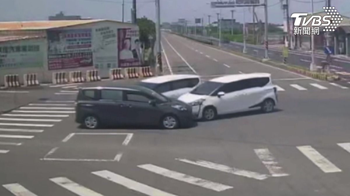 車禍變車聚,3台同款車路口撞一團釀塞車。(圖/TVBS)