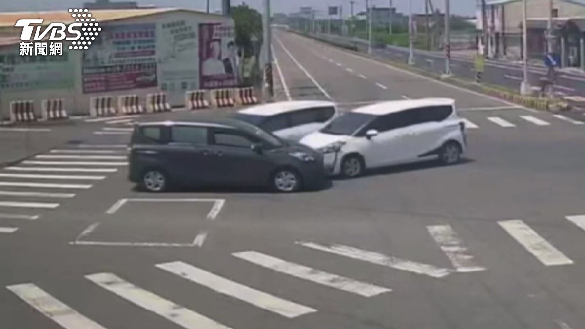 車禍變車聚，3台同款車路口撞一團釀塞車。(圖／TVBS)