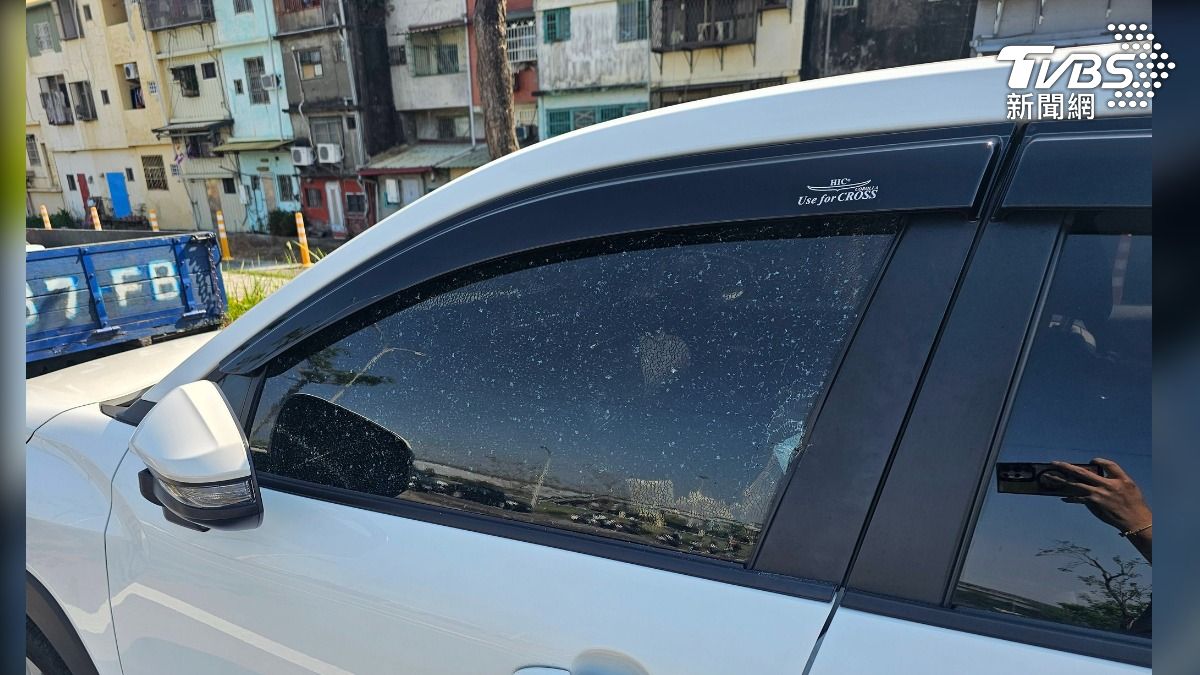 黑衣男看到車輛就動手,路邊三輛自小客全遭殃,導致車窗碎成蜘蛛網狀。(圖/翻攝 臉書大寮543)