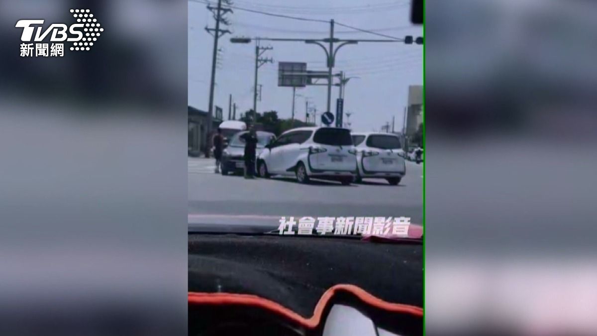 車禍變車聚,3台同款車路口撞一團釀塞車。(圖/翻攝社會事影音)