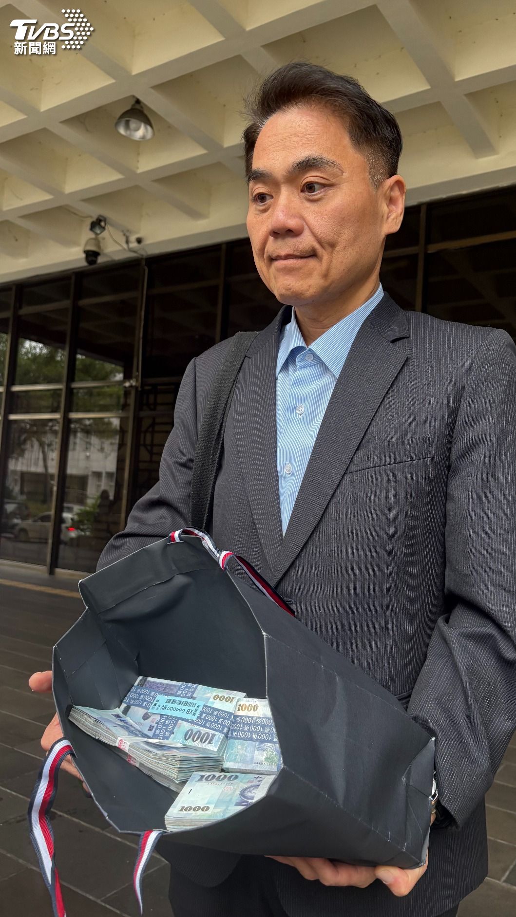 堡新及大華公司委任律師林正疆今帶330萬元擔保金。(圖/潘千詩攝)