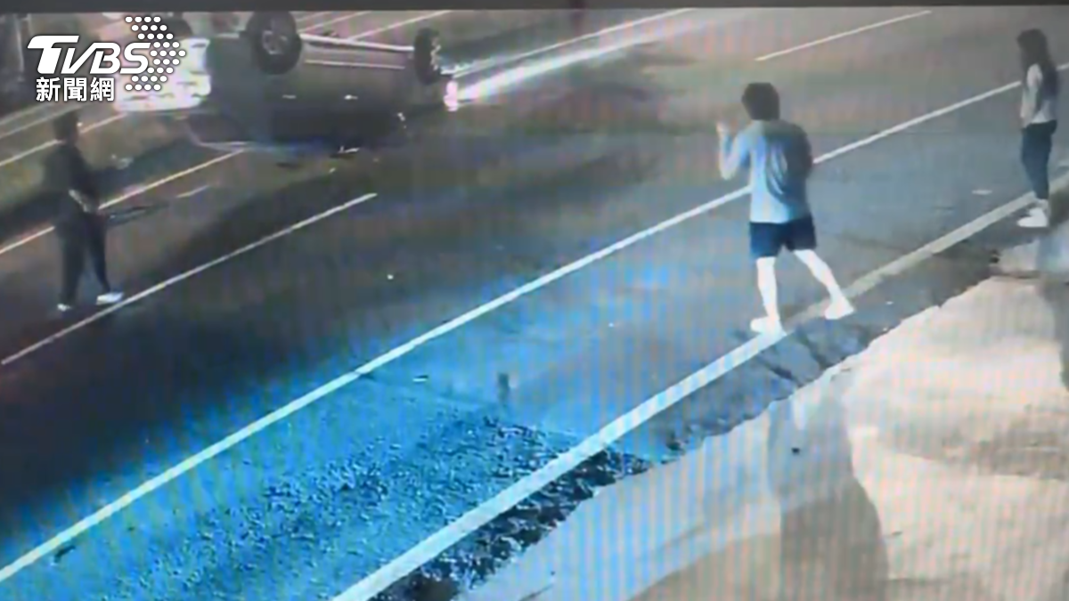 汽車撞上分隔島發出連續巨響,嚇得兩旁住戶,肇事車輛保險桿及後視鏡到處噴飛,22歲工人跟親友借車卻撞死。(圖/TVBS)