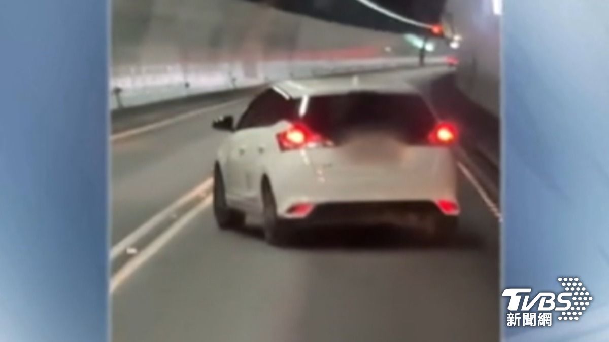 雪隧裡駕駛突蛇行龜速停路中，遭後方駕駛長按喇叭。（圖／TVBS）