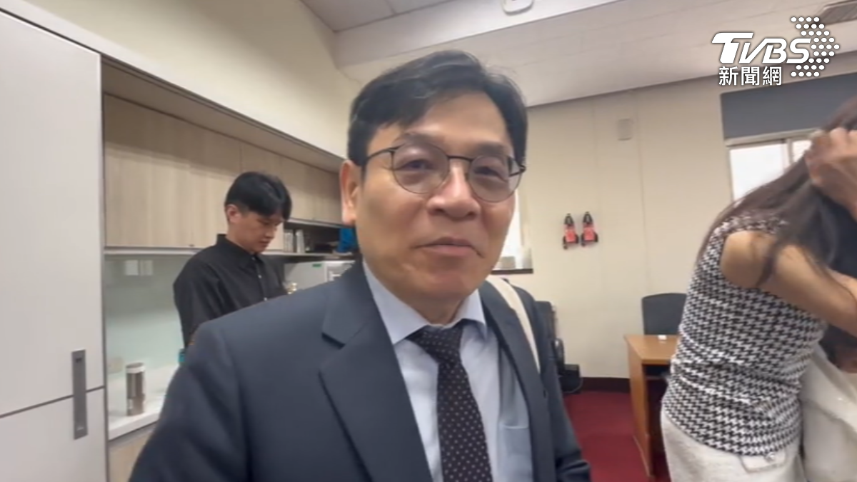國發會主委葉俊顯向股民喊話別怕，強調釋出聯合再生持股是因階段性任務完成。（圖／TVBS）