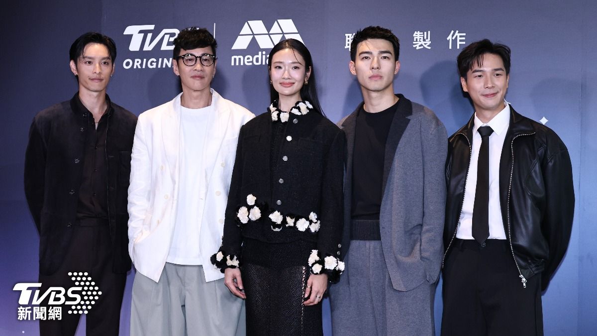 左起曹佑寧、導演何潤東、Aokbab茱蒂蒙、陳昊森、蔡程俊出席TVBS《對你心動的預言》記者會。（圖／張哲鳴攝）