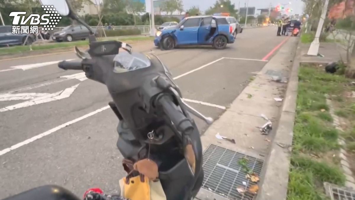 閃機車甩尾百米!連撞4車2騎士傷