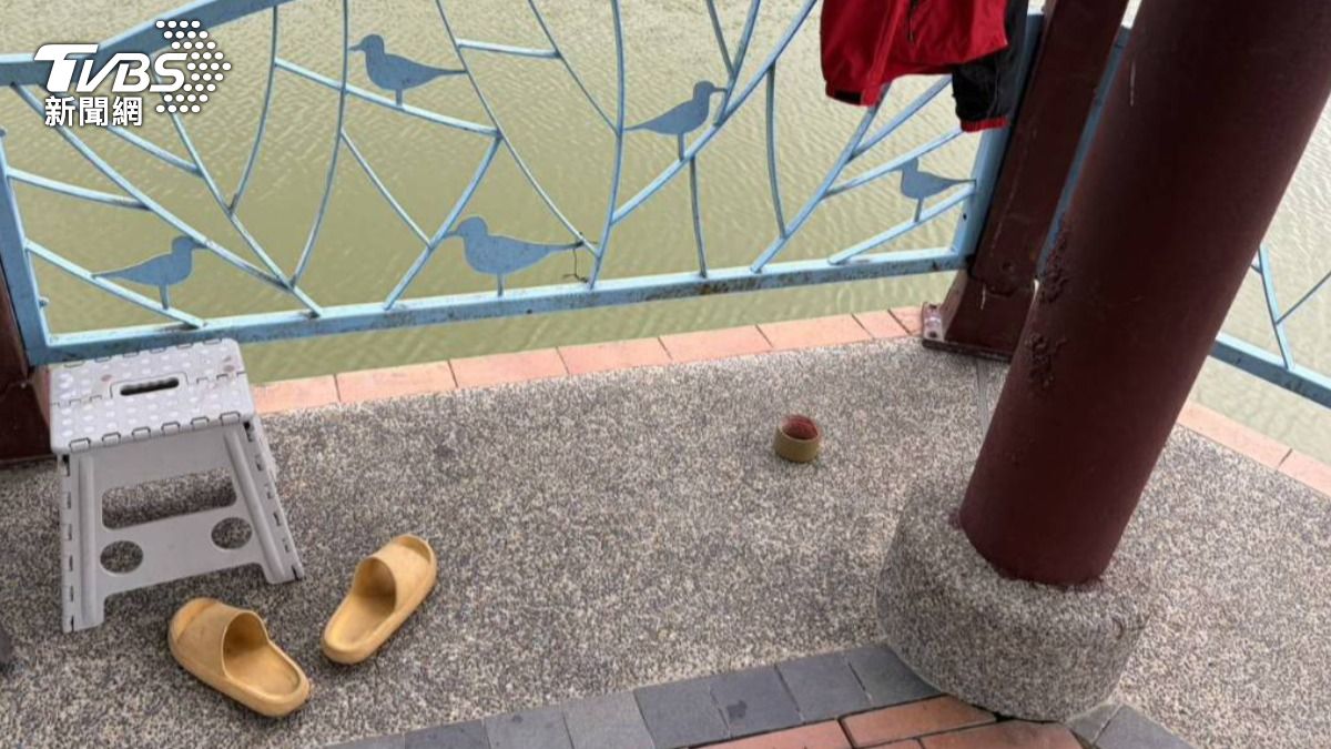 涼亭遺留死者鞋子與衣物。（圖／TVBS）