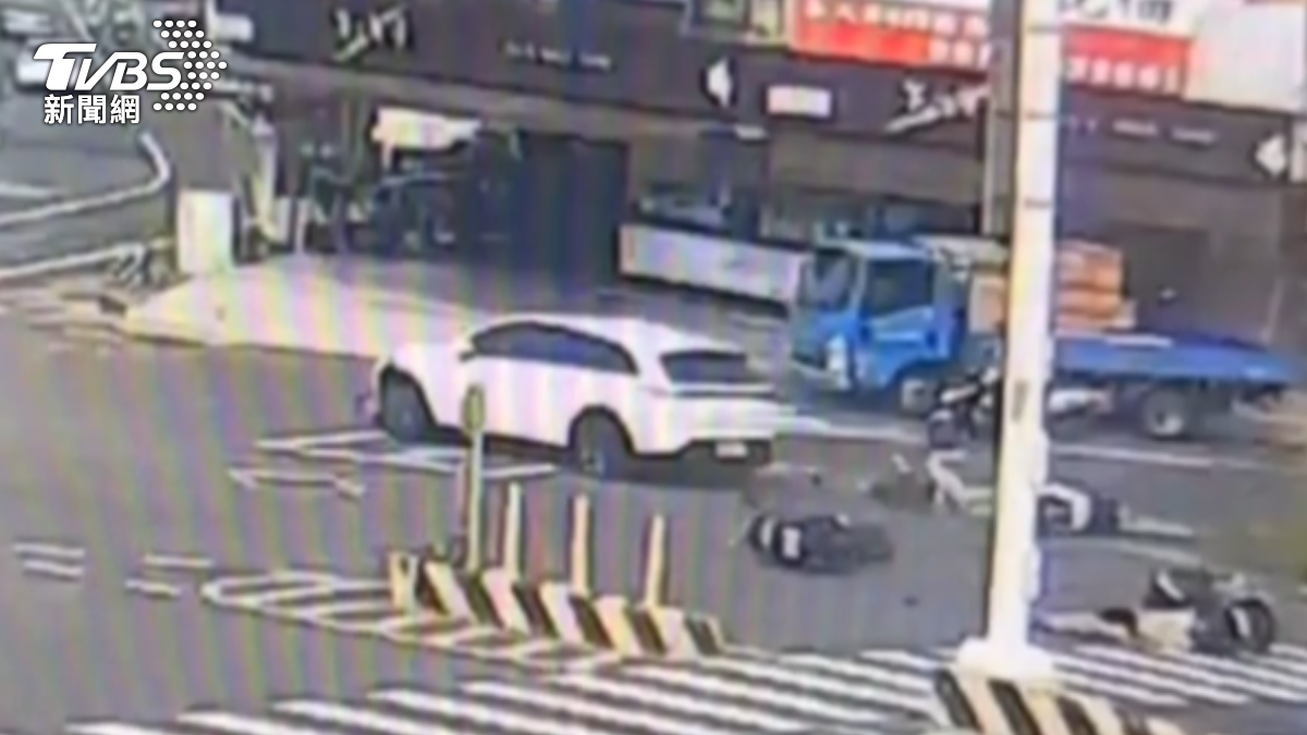 邱女駕駛車輛闖燈暴衝撞翻3名騎士。(圖/TVBS)