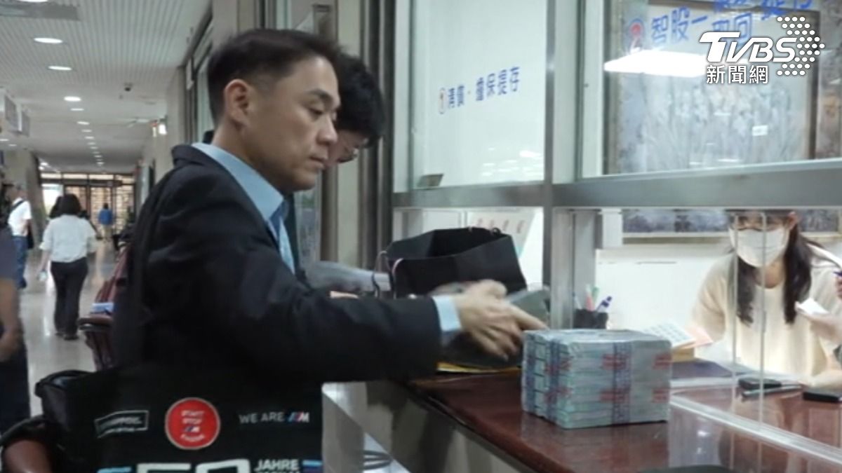 商業法院火速裁准假處分,堡新委任律師隨即繳交330萬元擔保金。(圖/TVBS)