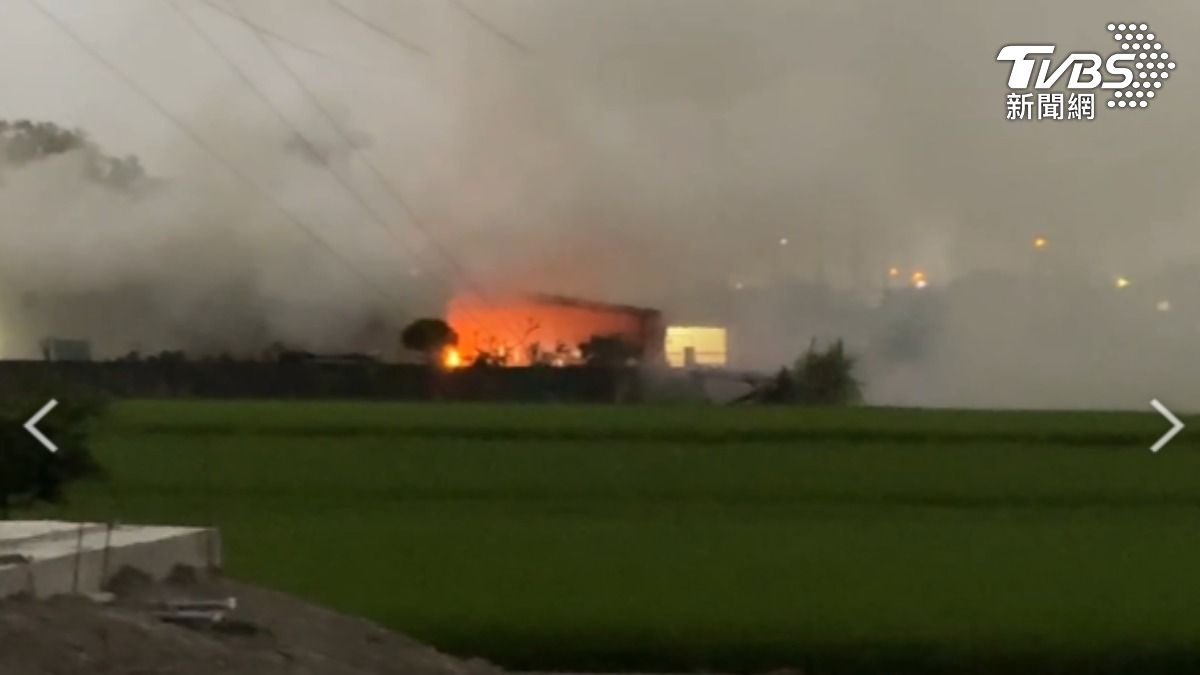 宜蘭五結鄉傍晚鐵皮庫房火警，火煙遮蔽道路，嚇壞下班課路過民眾。（圖／TVBS）