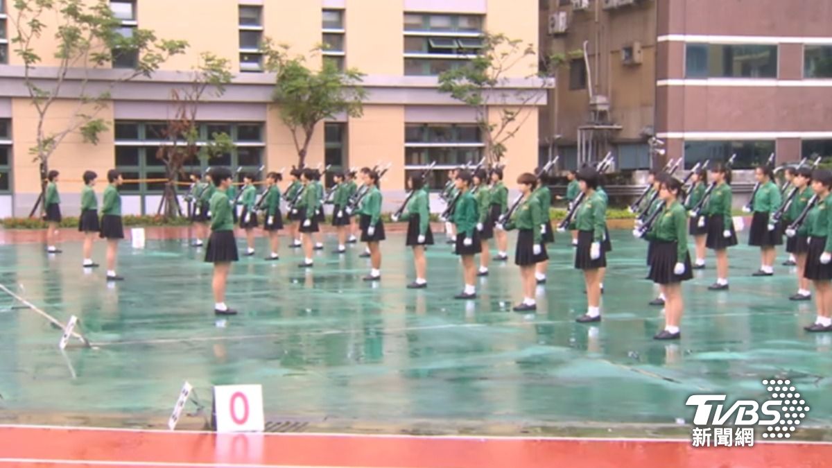 北一女儀隊被疑似學生的網友爆料,隊內有嚴格學姊制。(圖/TVBS)
