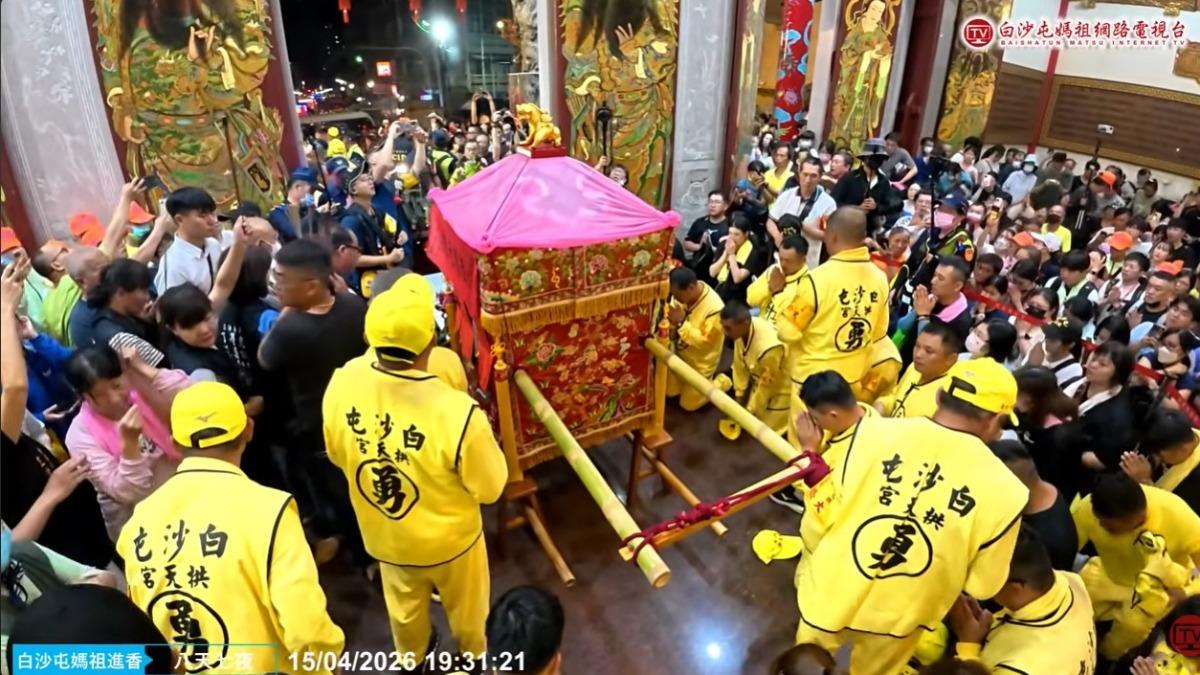 白沙屯媽祖15日晚間7時許抵達虎尾天后宮。(圖/YouTube白沙屯媽祖網路電視台)