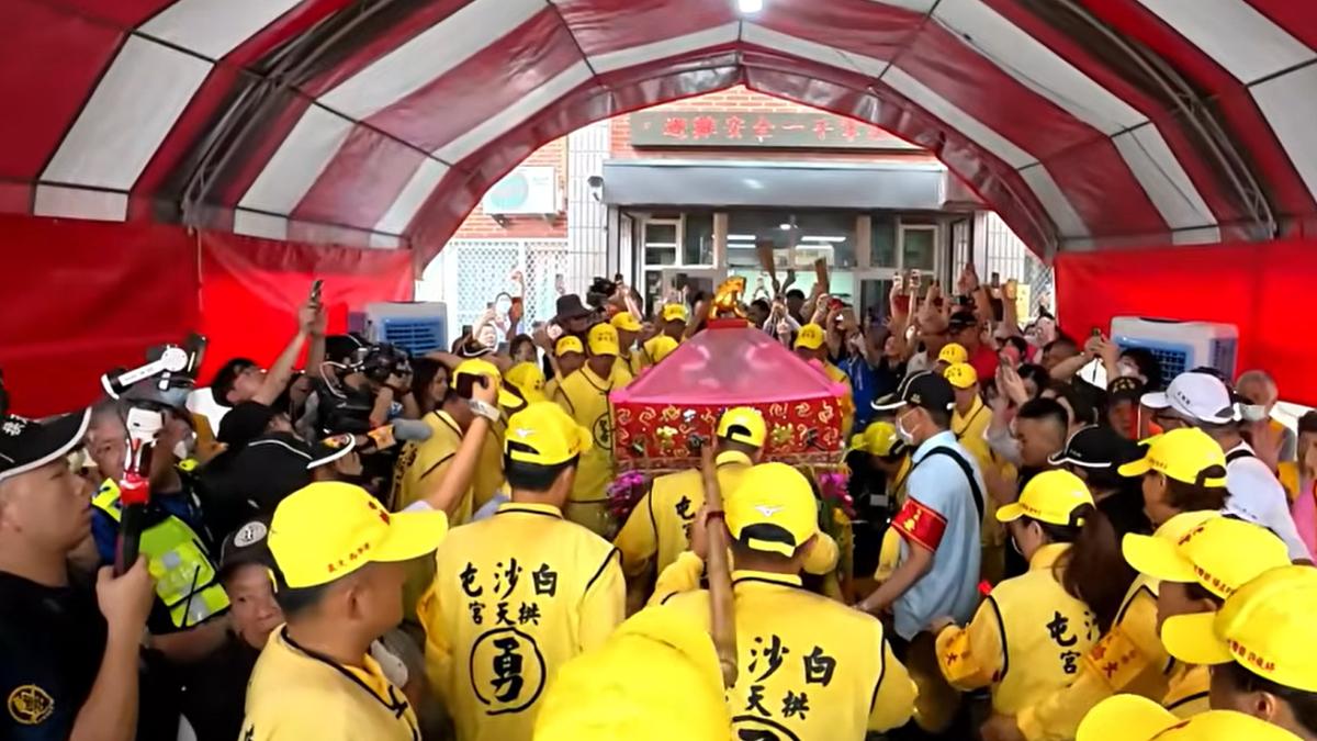 白沙屯媽祖停駕北辰派出所。(圖/翻攝白沙屯媽祖網路電視台YT)