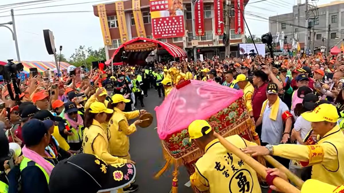 進朝天宮的最後一站來到北辰派出所。(圖/翻攝白沙屯媽祖網路電視台YT)
