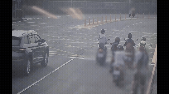 機車當場碎裂解體並迅速起火燃燒。(圖/TVBS)