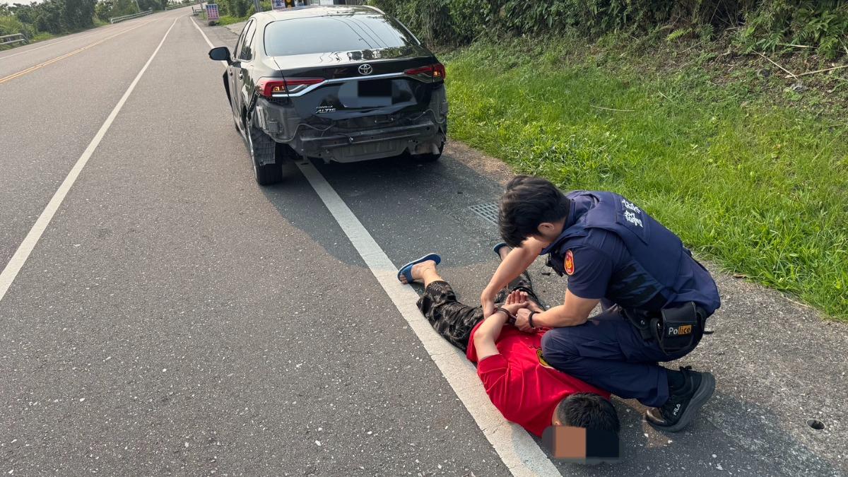趙男逃竄10小時、百餘公里,終因油盡燈枯在加油站落網,警查獲雙刀。(圖/花蓮分局提供)