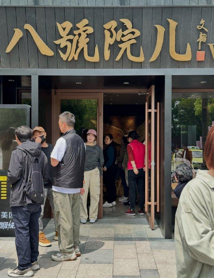 「八號院兒」麵館開幕後迅速成為排隊名店。（圖／翻攝自微博）