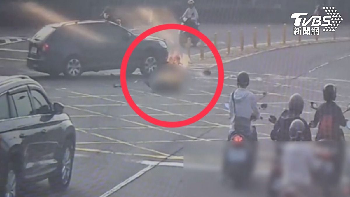 機車當場碎裂解體並迅速起火燃燒。(圖/TVBS)