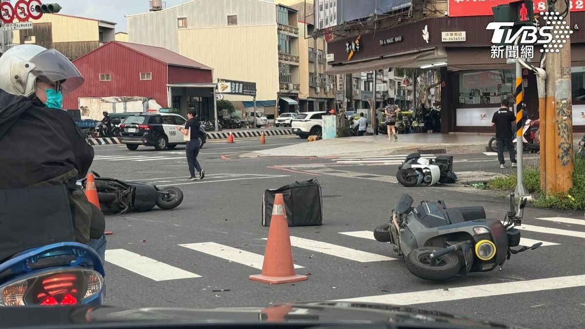 台南南區15日下午發生一起暴衝車禍，女子駕駛白色自小客車，連續撞上4輛機車，導致3名騎士受傷（圖／翻攝Threads＠chang_wang_te）
