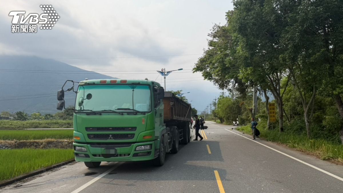 快訊/花蓮雙亡嚴重車禍 2翁「機車雙載」碰撞曳引車慘死