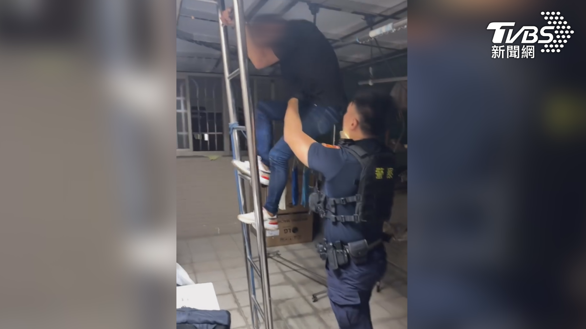 男子情緒上來後一度快哭出來,但警方並未心軟,直接上銬將他帶下頂樓(圖/翻攝臉書@錢泓澍)