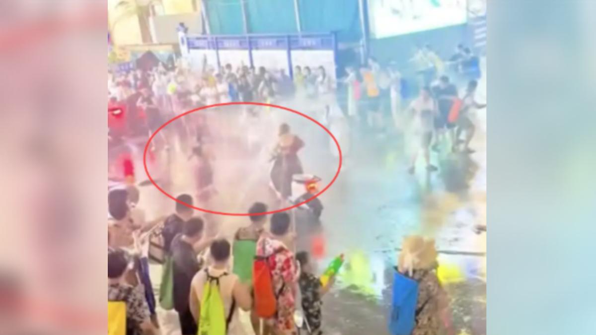 雲南西雙版納潑水節又傳亂象，有兩名騎機車路過的女子被一群男性圍堵，用高壓水槍瘋狂掃射。（圖／網路）