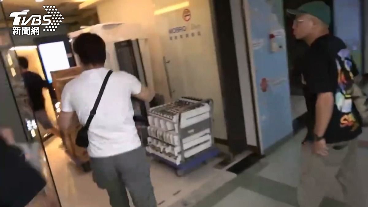 大批刑警到某生技公司內突擊,查獲一批參雜了偽藥的保健品(圖/TVBS)