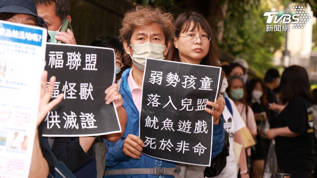 「剴剴案」社工陳尚潔宣判結果出來,場外來聲援的剴剴戰士對於宣判結果都無法接受。(圖/潘建樺攝)