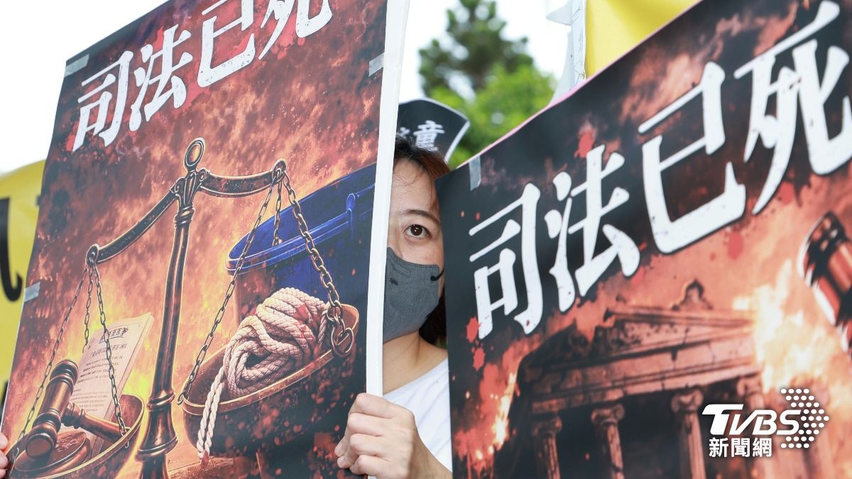 「剴剴案」社工陳尚潔宣判結果出來,場外來聲援的剴剴戰士對於宣判結果都無法接受。(圖/潘建樺攝)