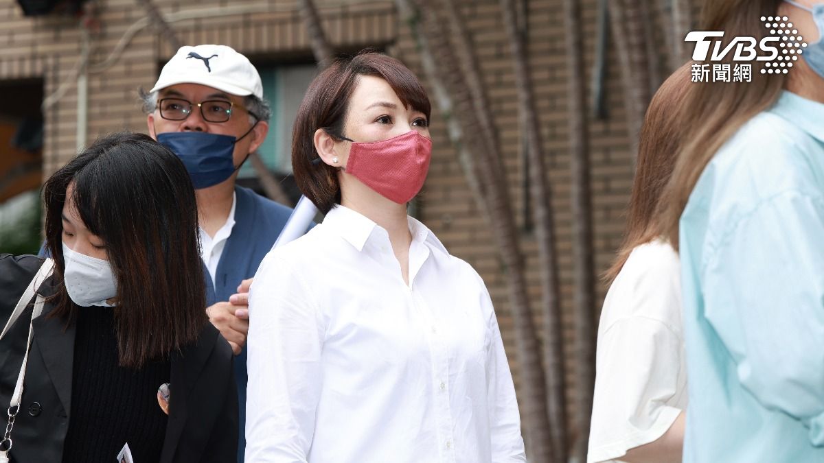 藝人郁方到場旁聽「剴剴案」社工宣判,對於刑期表示不滿,並呼籲別再捐錢給社福聯盟。(圖/潘建樺攝)