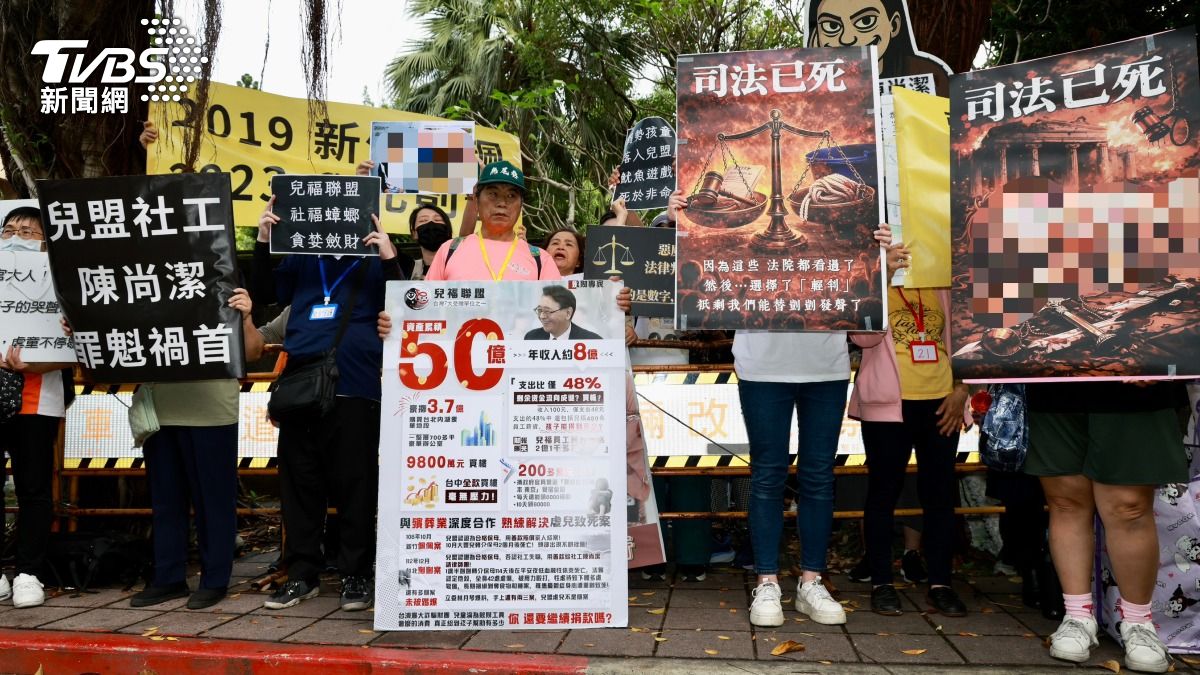 「剴剴案」社工陳尚潔宣判結果出來,場外來聲援的剴剴戰士對於宣判結果都無法接受。(圖/潘建樺攝)