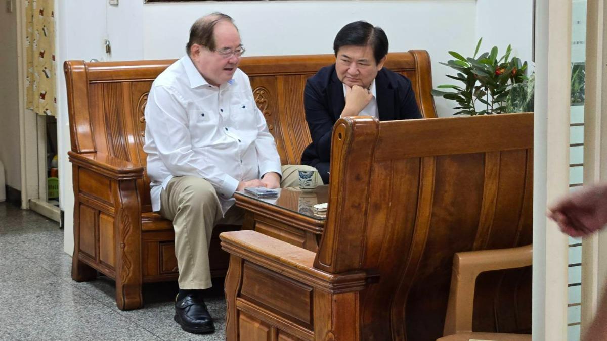 新北市警察局副局長林武宏(右)了解案情。(圖/翻攝畫面)