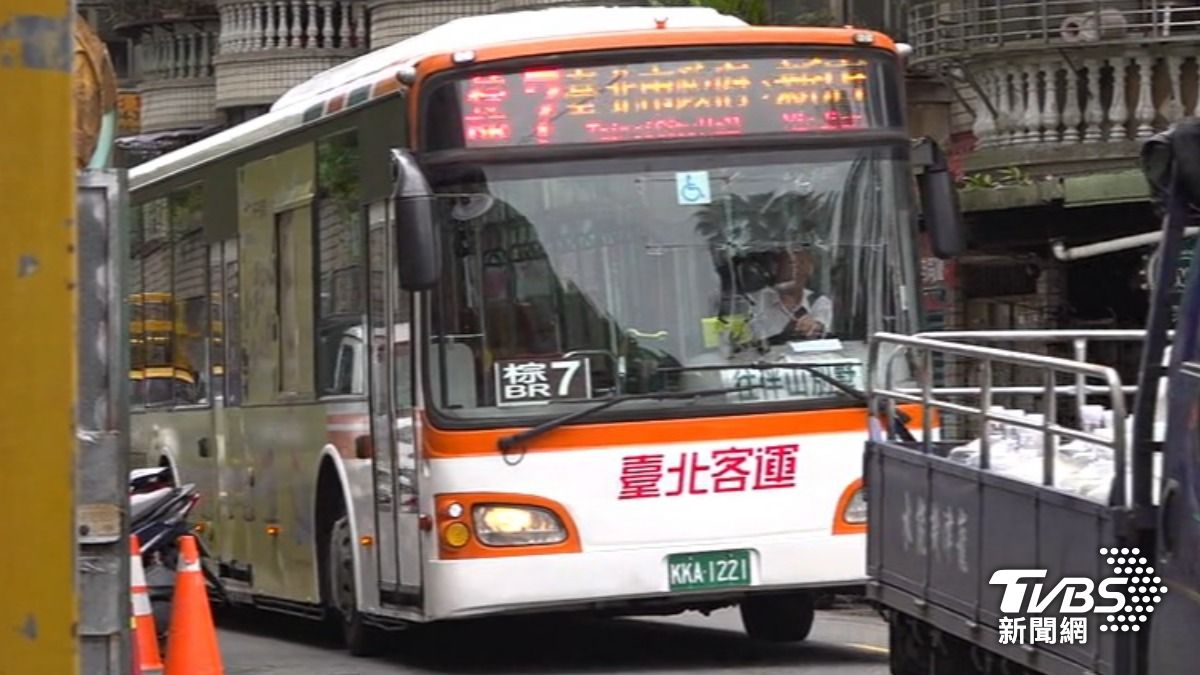 女搭公車遭暴力推擠!司機鎖車門阻動粗男逃跑。(圖/TVBS)