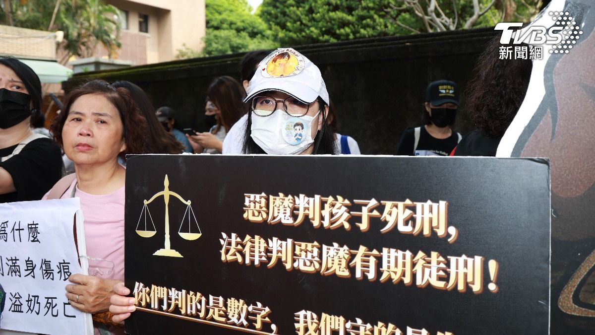 「剴剴案」社工陳尚潔宣判結果出來,場外來聲援的剴剴戰士對於宣判結果都無法接受。(圖/潘建樺攝)