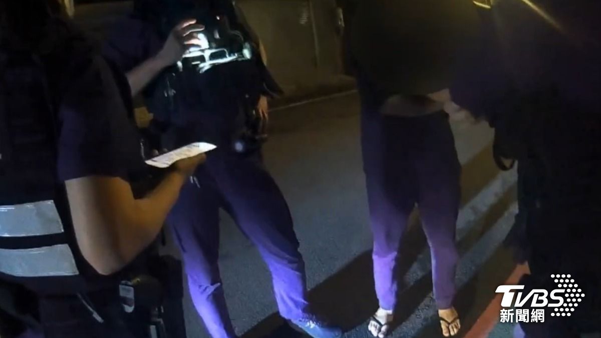 凌晨三點多,一群人在釣蝦場起衝突,警方出動快打到場。(圖/TVBS)
